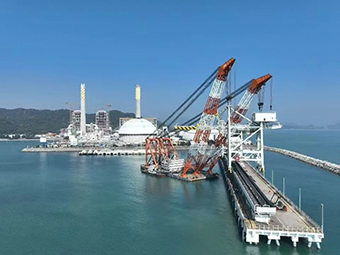 華潤海豐卸船機(jī)順利吊裝，助力粵港澳大灣區(qū)能源供應(yīng)
